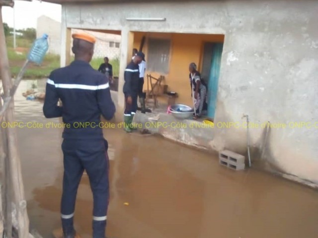 INONDATIONS A DIMBOKRO : LES POMPIERS CIVILS SENSIBILISENT LES POPULATIONS DES ZONES INONDEES