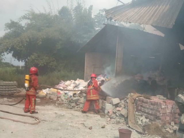 GRAND-BASSAM : LES POMPIERS CIVILS INTERVIENNENT SUR UN FEU DANS UN ENTREPOT DE FIBRE A YAOU