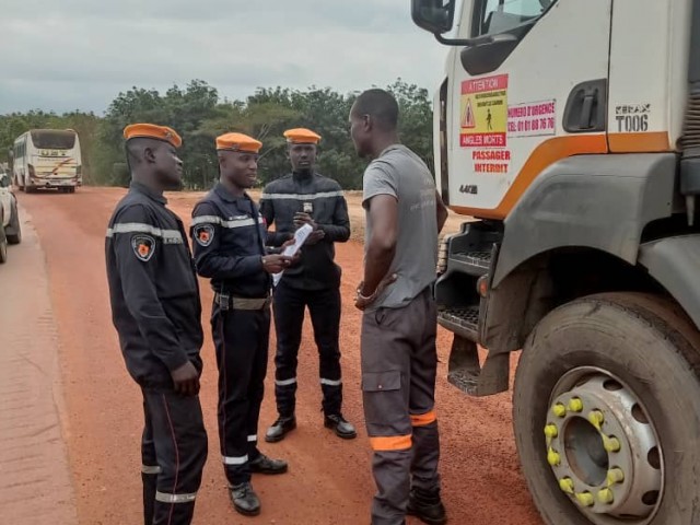 DABOU/SENSIBILISATION: LES POMPIERS CIVILS RENCONTRENT 05 CONDUCTEURS DE CAMIONS  TRANSPORTANT DES MARCHANDISES DANGEREUSES