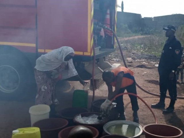 DALOA : LES POMPIERS CIVILS RAVITAILLENT LE QUARTIER ABATTOIR 2 EN EAU POTABLE