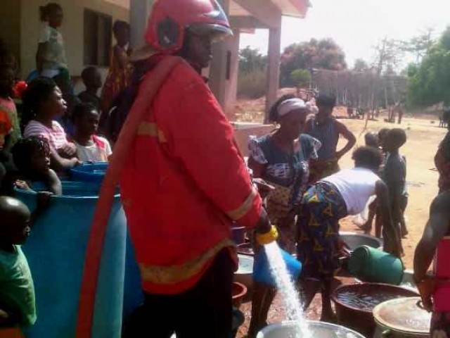 PENURIE D’EAU POTABLE : LES POMPIERS CIVILS DU HAUT-SASSANDRA RAVITAILLENT LES POPULATIONS DE SENOUFLA