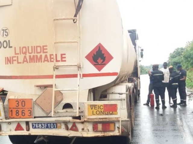 KATIOLA : LES POMPIERS CIVILS SENSIBILISENT LES VEHICULES TRANSPORTANT DES MARCHANDISES DANGEREUSES