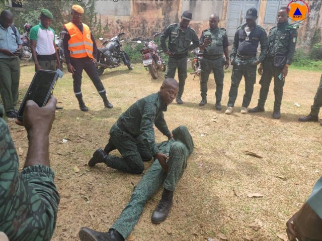 GESTES DE PREMIERS SECOURS : LES EAUX ET FORETS ET DES FONCTIONNAIRES INITIES A AGBOVILLE ET BONDOUKOU