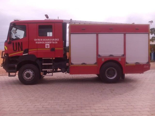LES POMPIERS CIVILS SENSIBILISENT UN CAMIONNEUR SUR LE TRANSPORT DES MARCHANDISES DANGEREUSES A AGBOVILLE