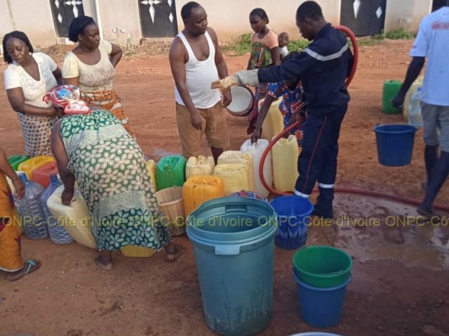 DIMBOKRO : 30.000 LITRES D’EAU FOURNIS AUX HABITANTS DES QUARTIERS CITE ET BELLEVILLE PAR LES POMPIERS CIVILS