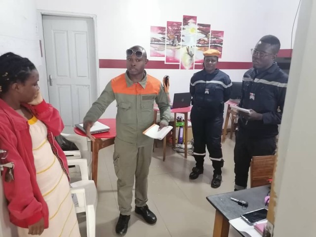 BOUNA : LE PERSONNEL D’UN HOTEL SENSIBILISE SUR LA SECURITE INCENDIE PAR LES POMPIERS CIVILS