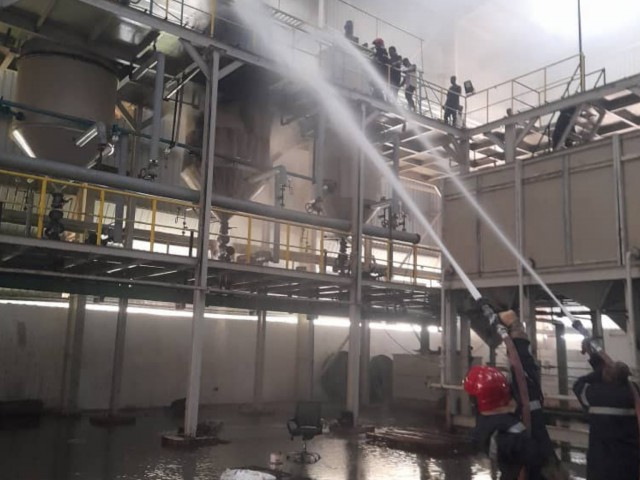 LES POMPIERS CIVILS DU BELIER SAUVENT UNE USINE DES FLAMMES